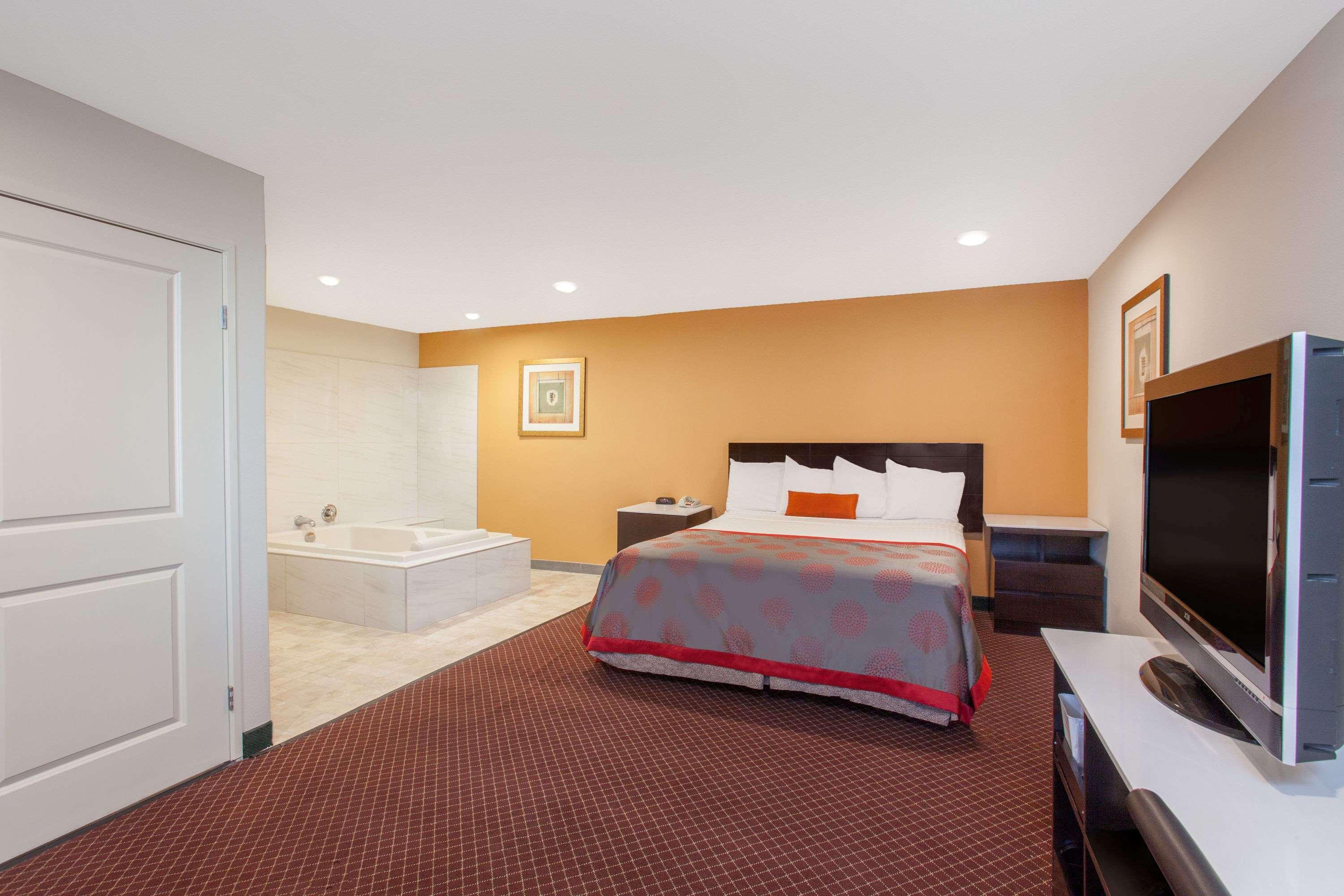 Ramada By Wyndham Culver City Los Angeles Exterior foto