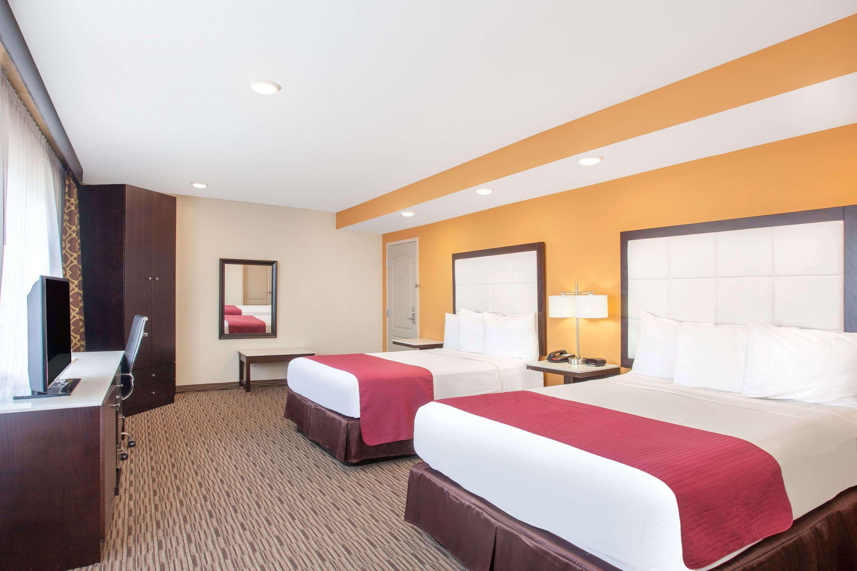 Ramada By Wyndham Culver City Los Angeles Exterior foto