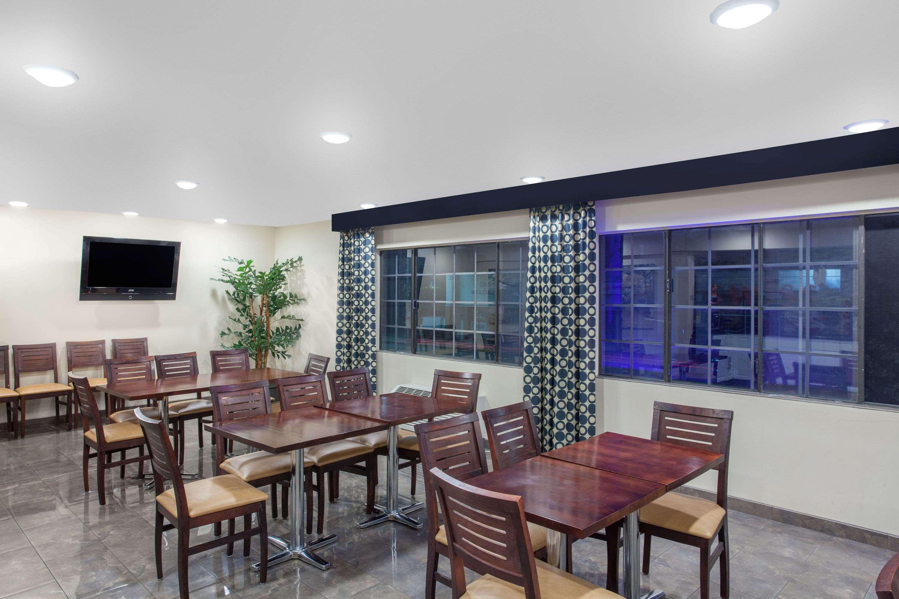 Ramada By Wyndham Culver City Los Angeles Exterior foto